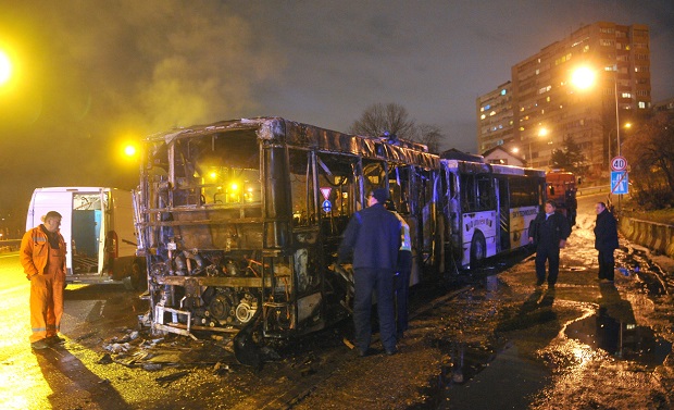 Изгорео аутобус код Плавог моста (ФОТО)